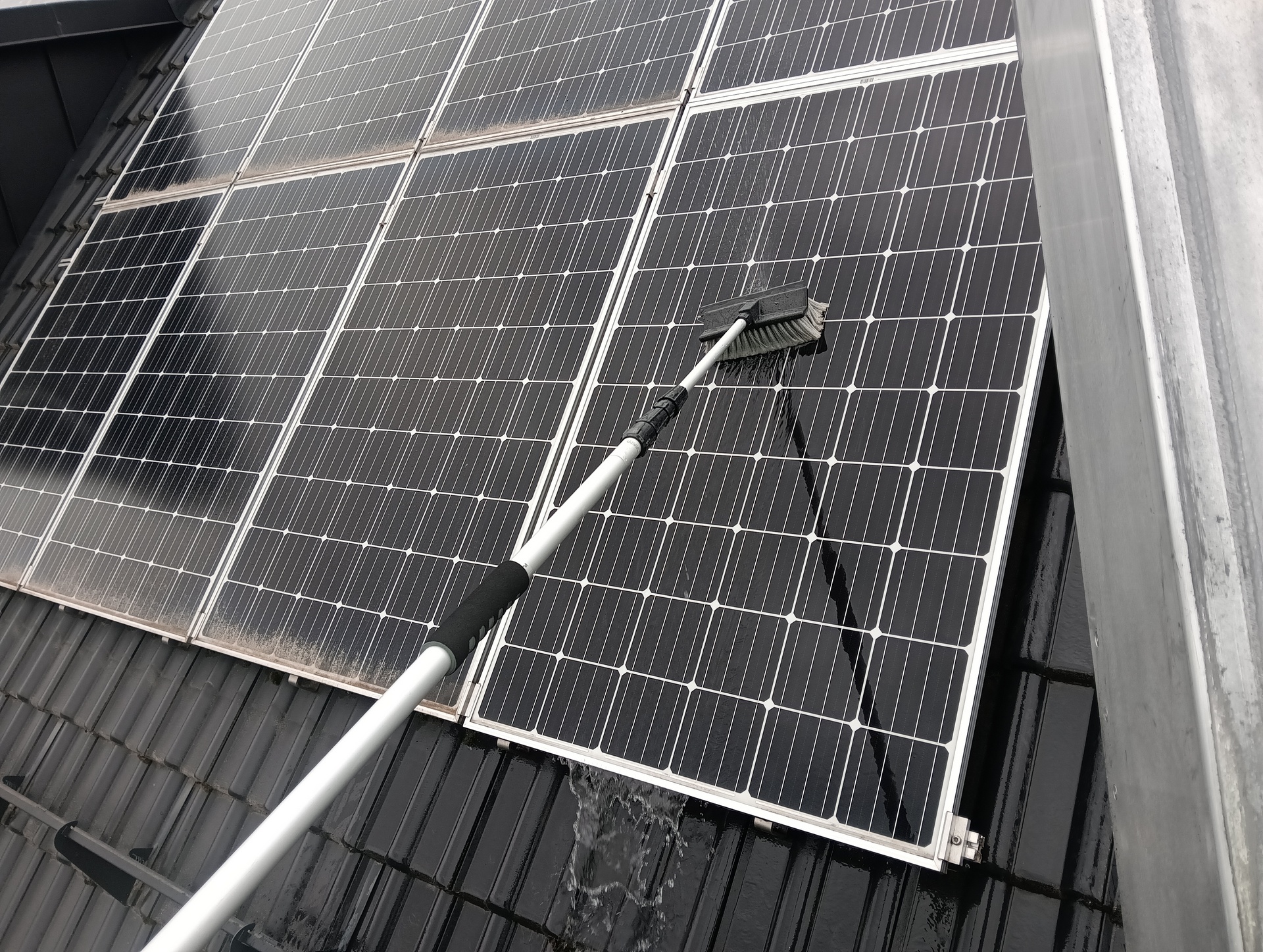 Reinigung und Wartung von Solaranlagen